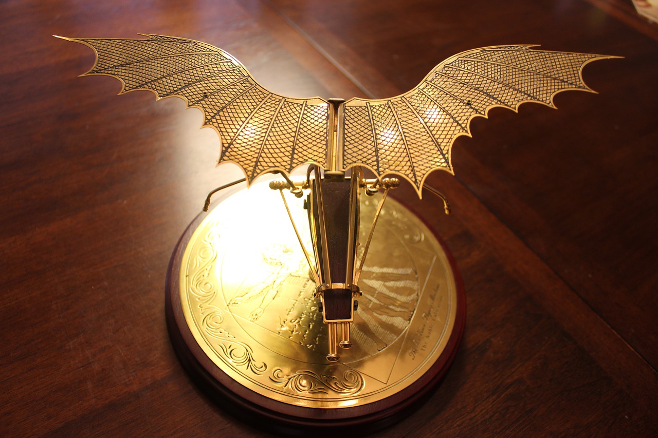 imagen de maqueta metálica de máquina voladora de Leonardo Da Vinci, con alas como las de pájaro.