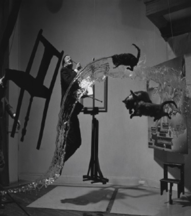 Imagen surrealista, Dali en el aire con gatos y sillas