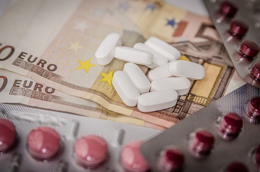 imagen de medicamentos sobre billetes de Euros