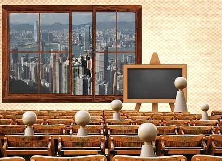 Imagen de clase con peones de aejdrez como alumnos y ventana con imagen de gran ciudad