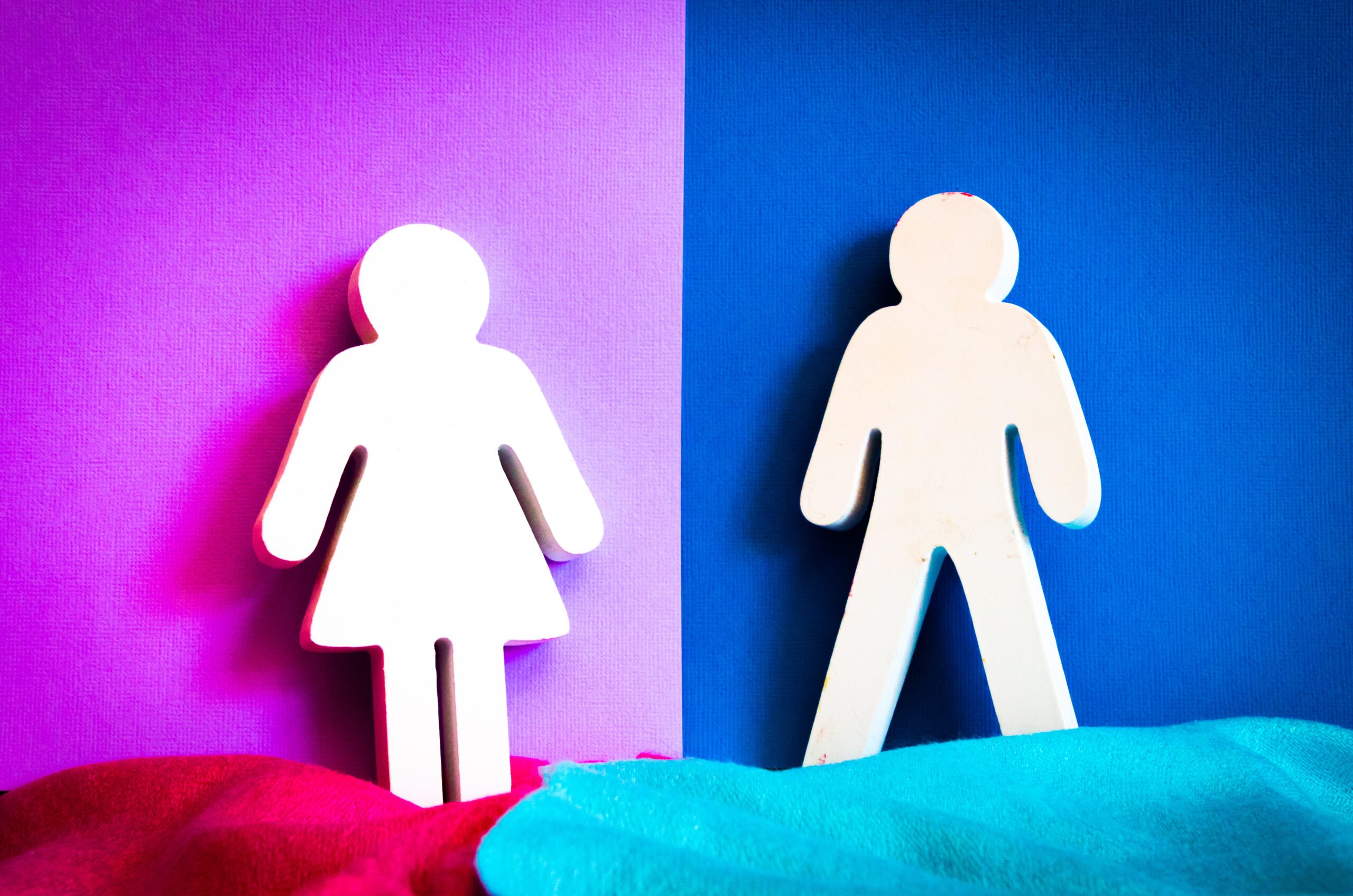 Dos figuras de papel: femenina y masculina.