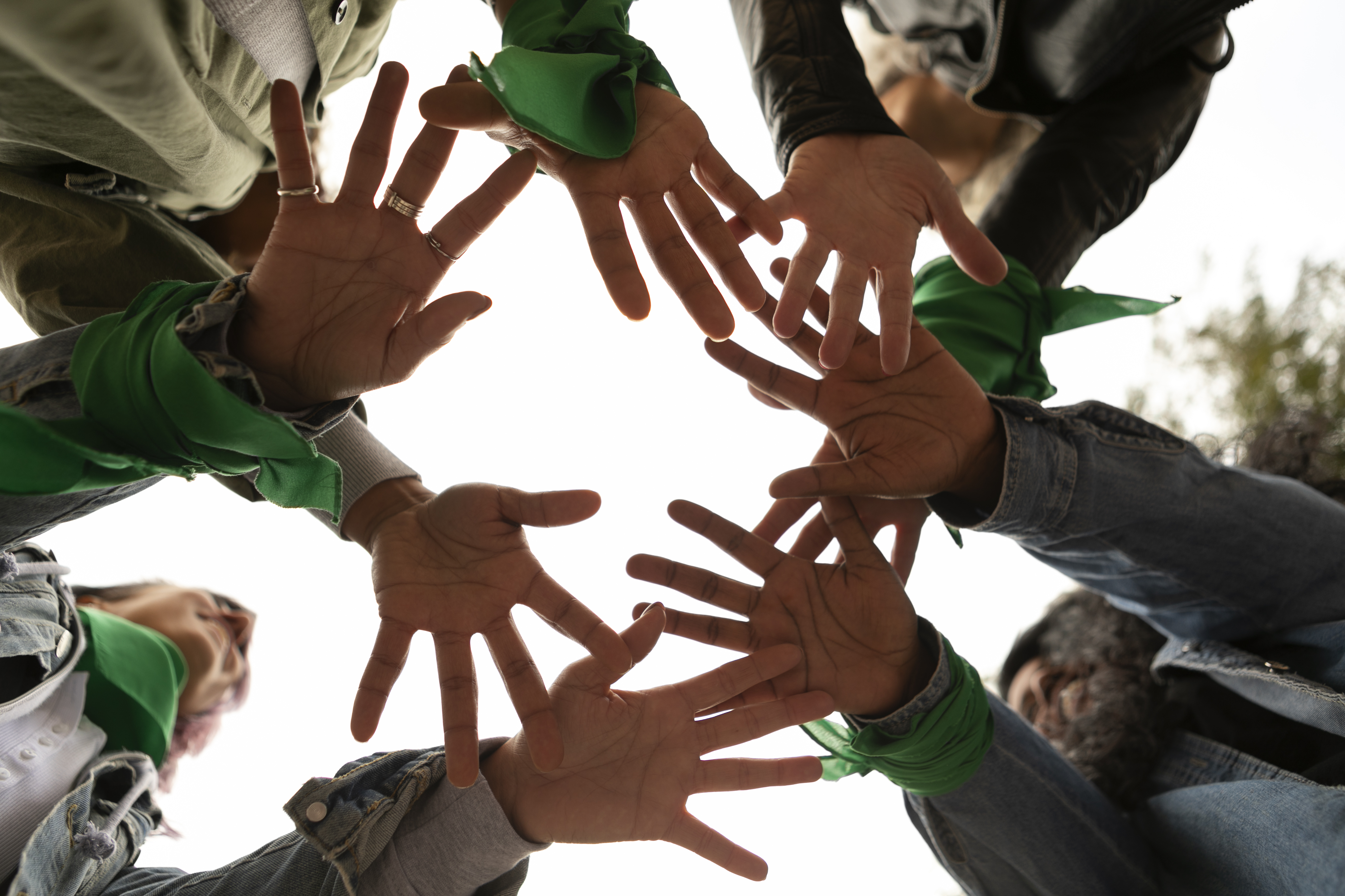 Mano unidas formando un círculo